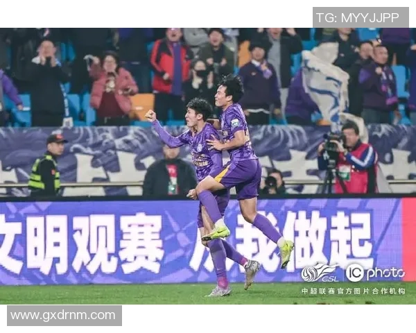 上海上港主场迎战天津泰达期待精彩对决与球迷共庆激情时刻 上海上港主场迎战天津泰达期待精彩对决与球迷共庆激情时刻